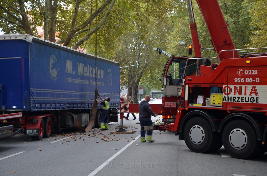 LKW verliert Auflieger Koeln Boltensternstr Pasteurstr P1997.JPG